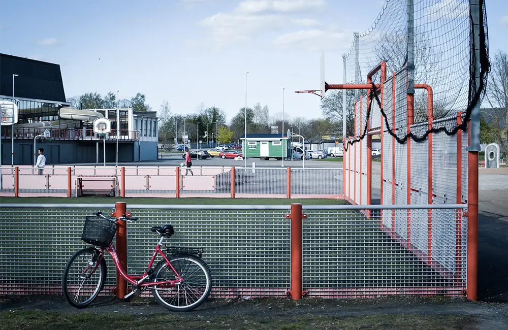 Aktivetsområde för bollsport. En cykel står parkerad intill.