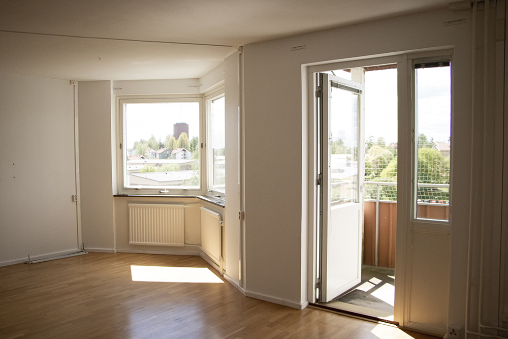 Du flyttar in i en helt tom lägenhet och får möjlighet att möblera och inreda det som du vill.