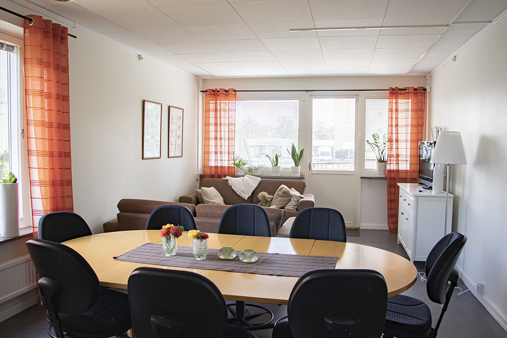 I andra delen av vardagsrummet finns plats för att äta eller plugga tillsammans med kompisar.