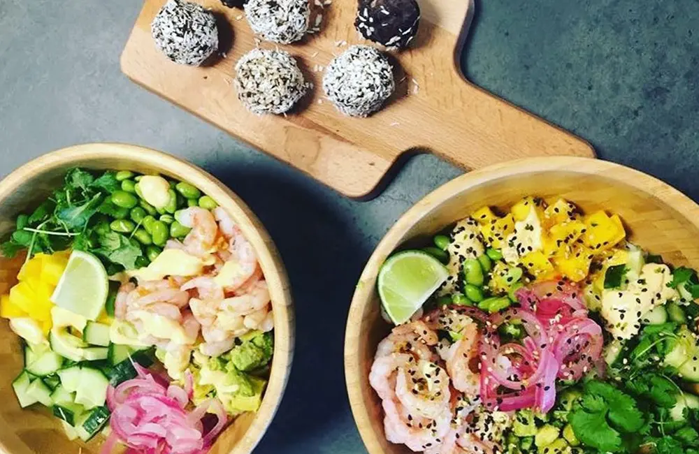 Poke bowl och chokladbollar.