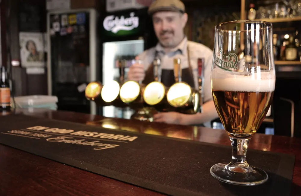 Ölglas på bar i pub.