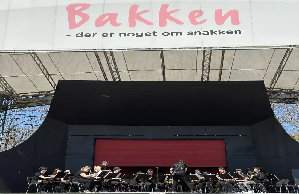 Bilden visar scenen där ungdomsorkestern spelar.