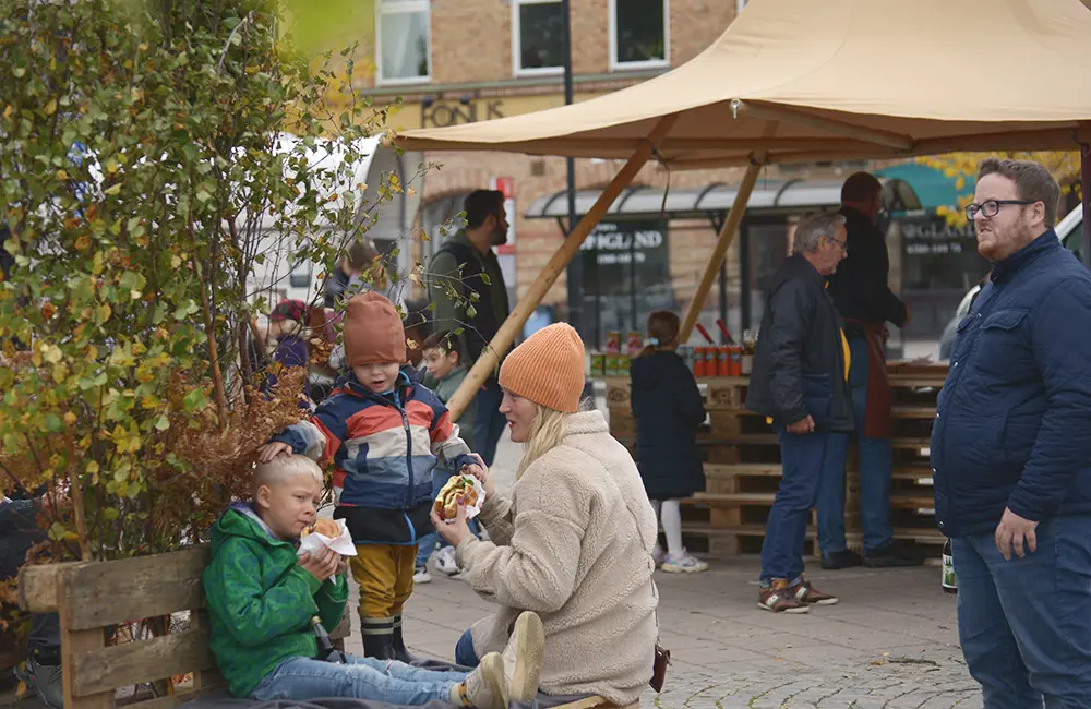 familj äter hamburgare på outdoor festival