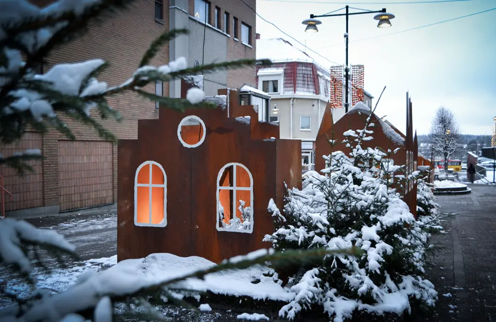 Pepparkakshus i corténplåt som står på en gata.