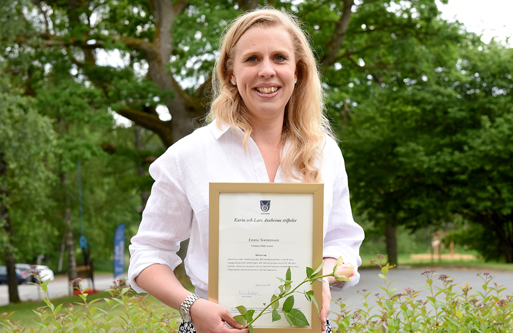Emma Torstensson, nyligen examinerad från yrkeshögskoleutbildningen e-handelslogistiker vid Nässjöakademin, fick stipendium för goda studieinsatser.