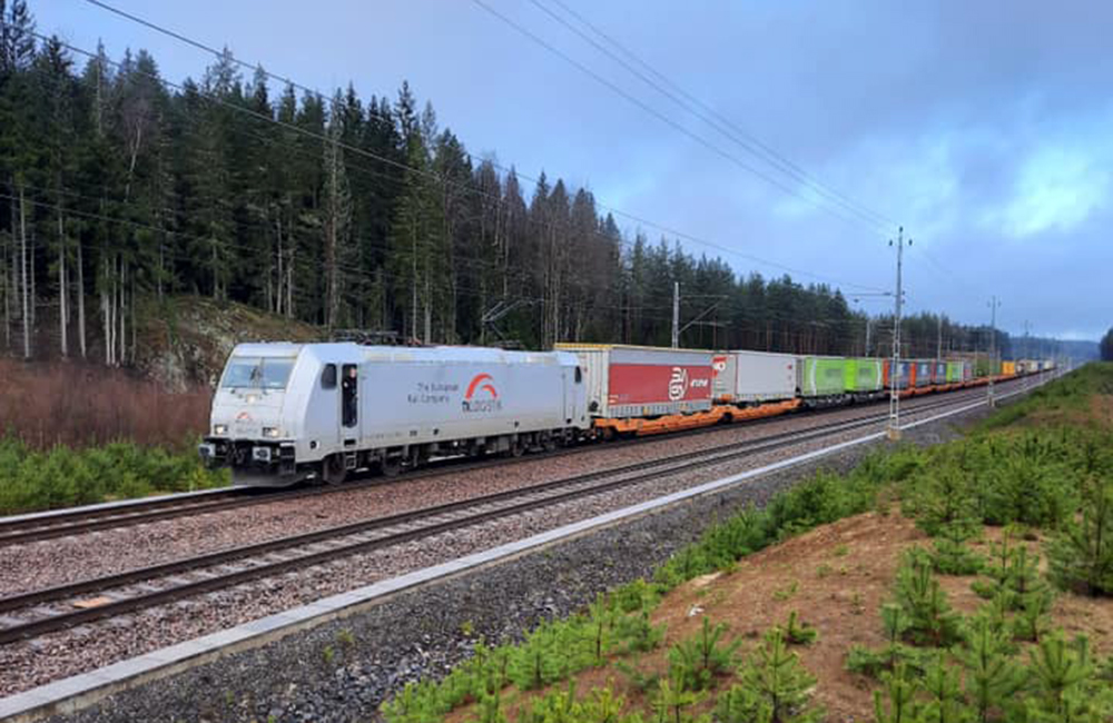 670 m långt tåg med TRAXX R185 lok.