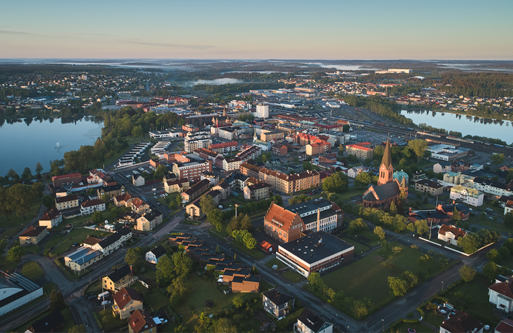 Vy över Nässjö stad. På bilden syns sjöar, byggnader och skog.