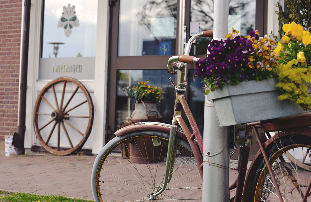 En gammal cykel står parkerad utanför Caferangen i Nässjö