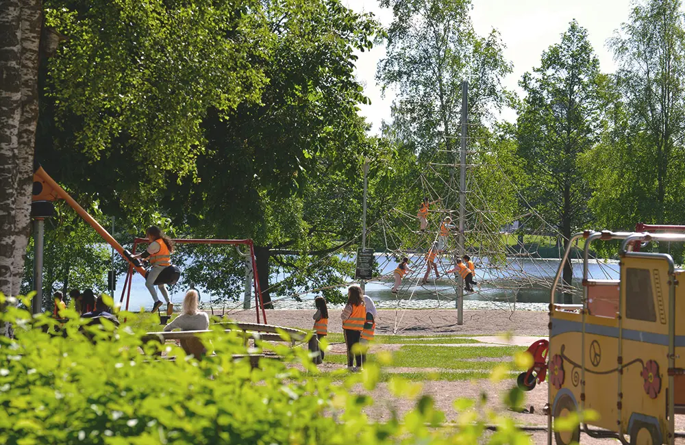 Barn som leker i lekparken i Stadsparken i Nässjö