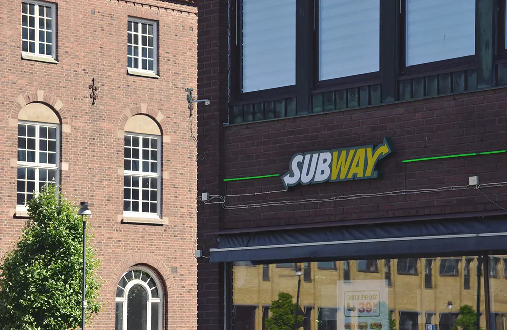 Subway-logotyp på husfasaden.