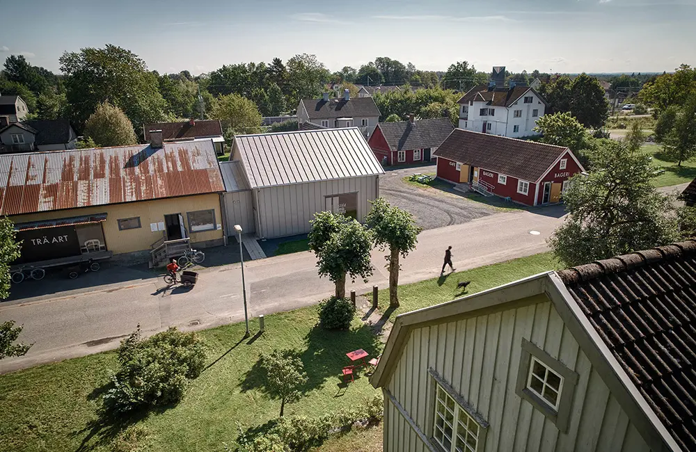 Byggnader och omkringliggande miljö på kulturgatan i Bodafors.