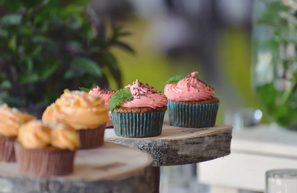 Cupcakes med rosa och orange frosting.