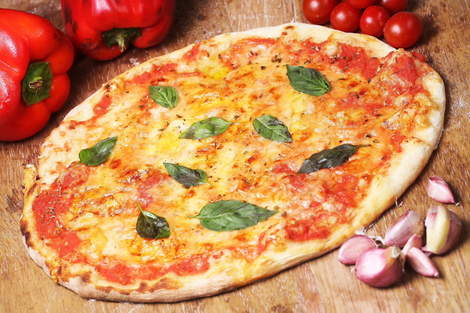 Pizza med tomat och basilika