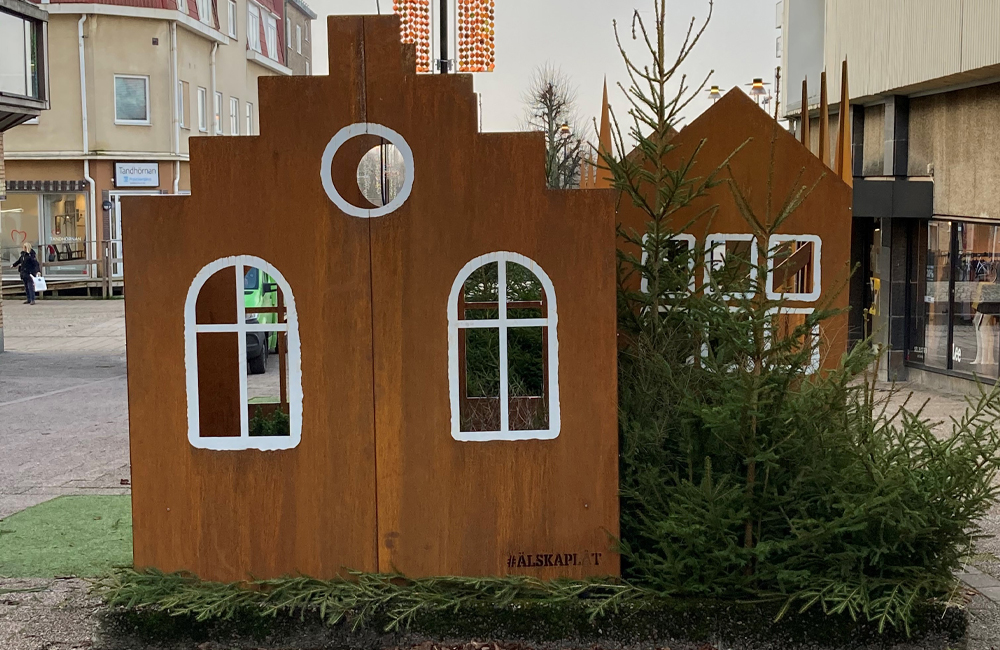 Miniatyrhus i corténplåt.