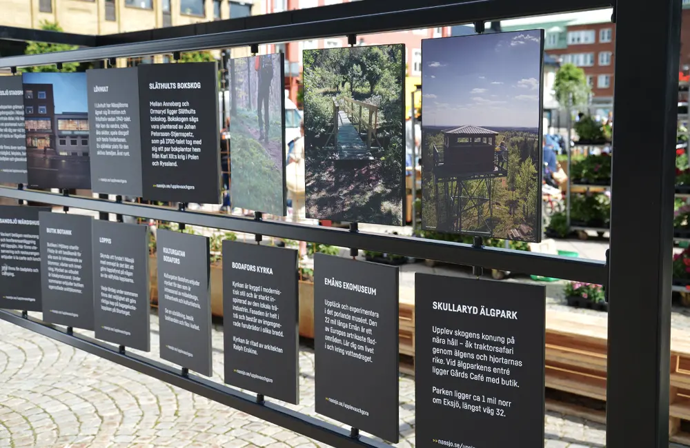 Skyltställning med skyltar på Stortorget i Nässjö.