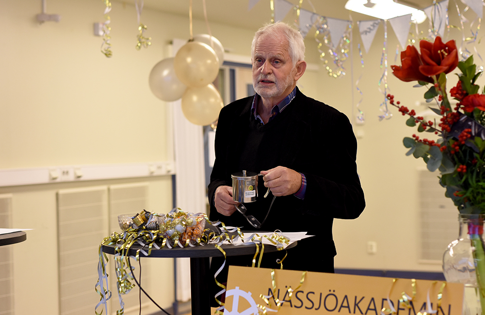 Dennis Petersson från Aktiestinsen höll tal till eleverna och delade ut lokförarmuggar och stipendier.