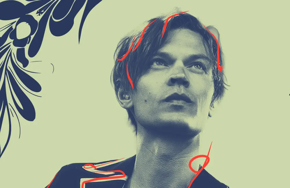 Tre män och en utklädd person.