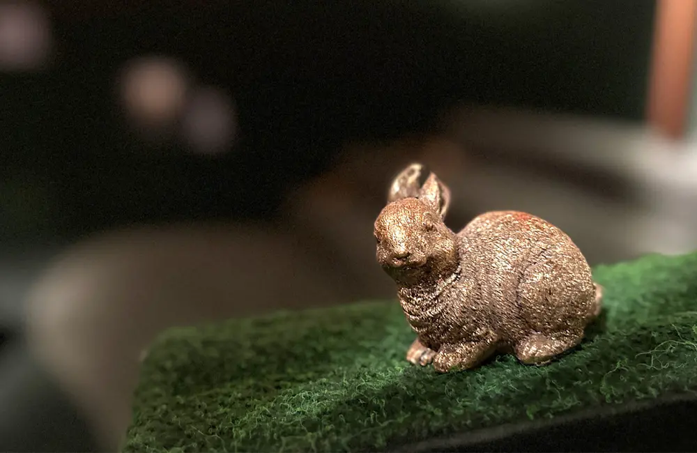 Fyra män i svarta kavajer . En av männen håller i en basgitarr.