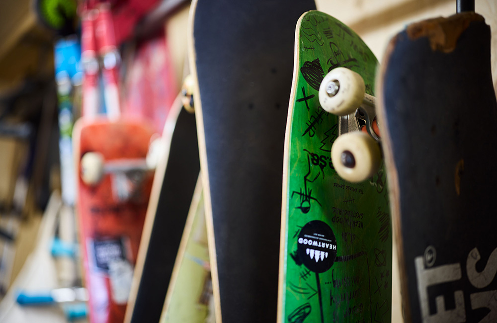 skateboards på rad i ett förråd