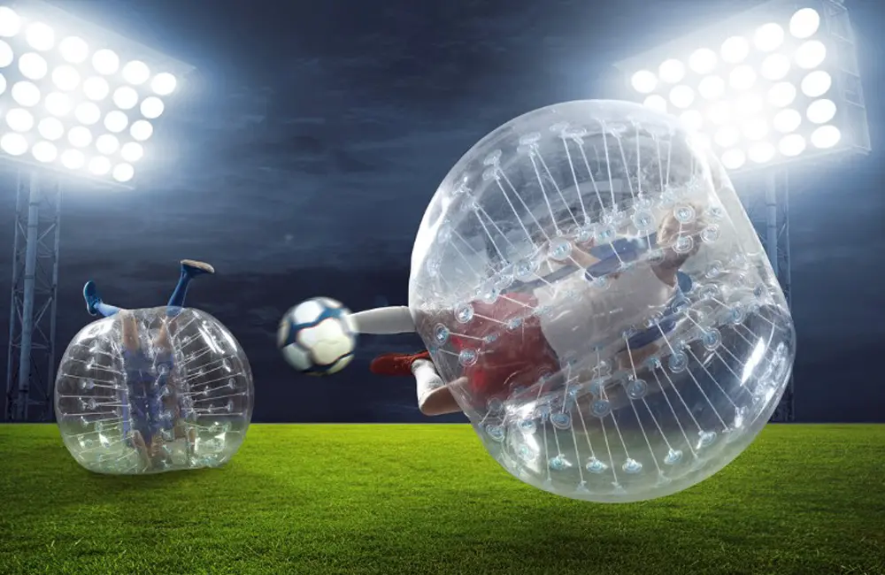 Två personer är i varsin bubbelball och spelar fotboll.