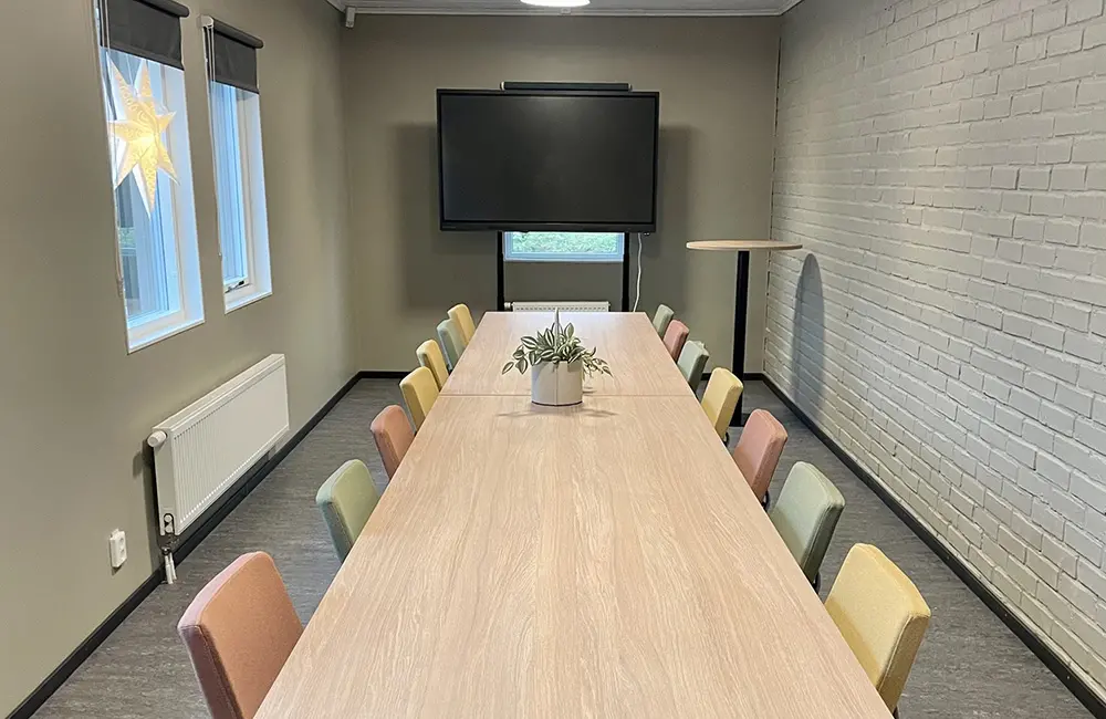 Rummet har 15 sittplatser och storbildsskärm för uppkoppling av egen dator. 