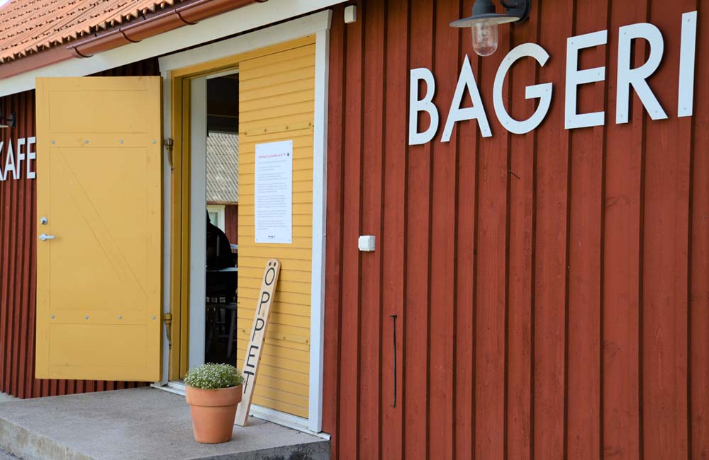 Faluröd fasadvägg med ordet bageri.