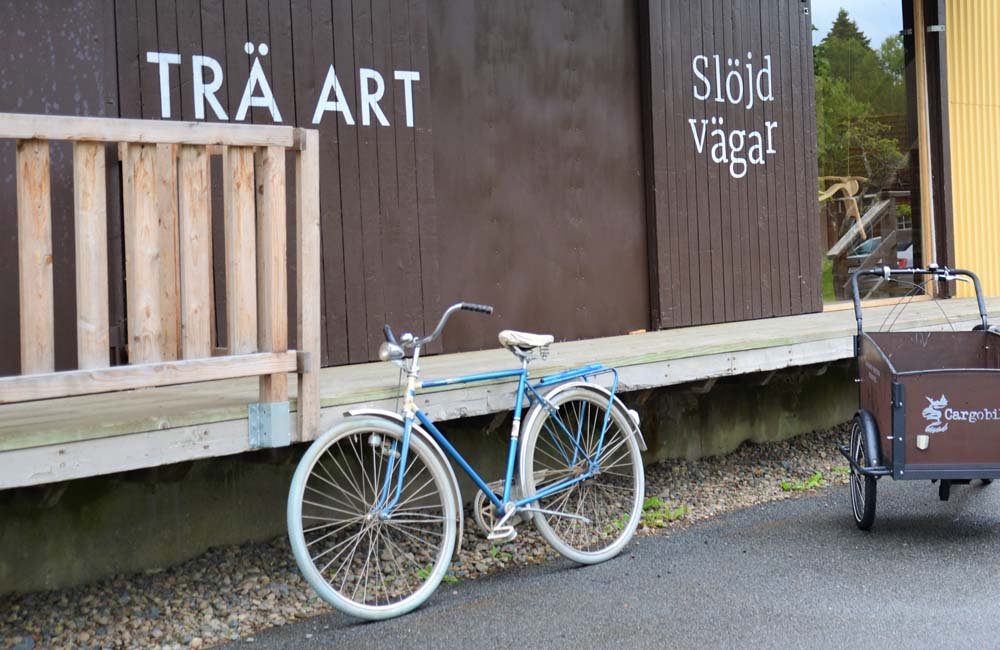 Husvägg med parkerad cykel framför.