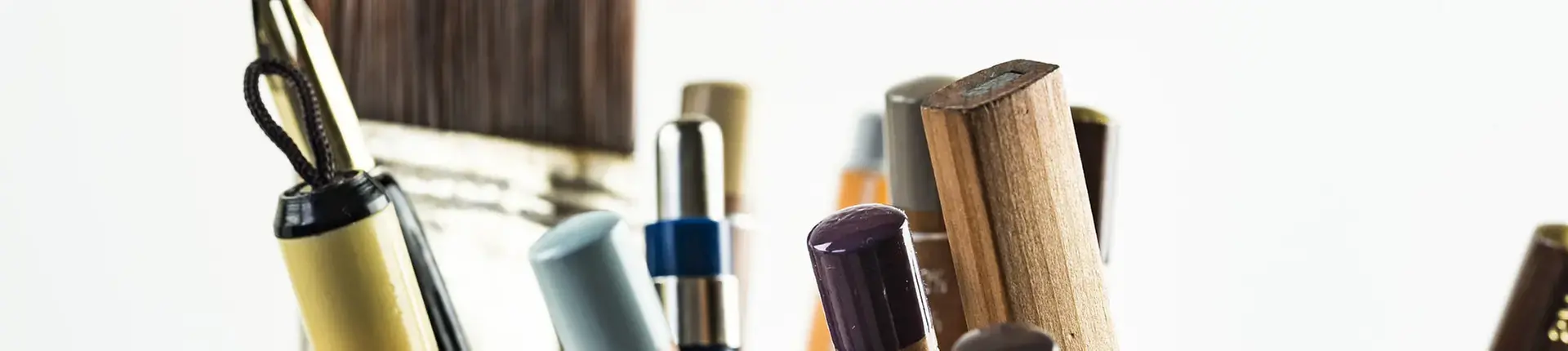 Pensel och olika pennor.