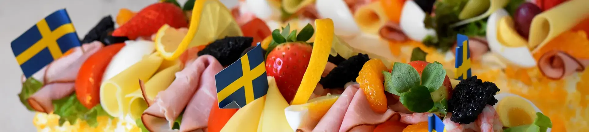 En smörgåstårta med svenska flaggor.