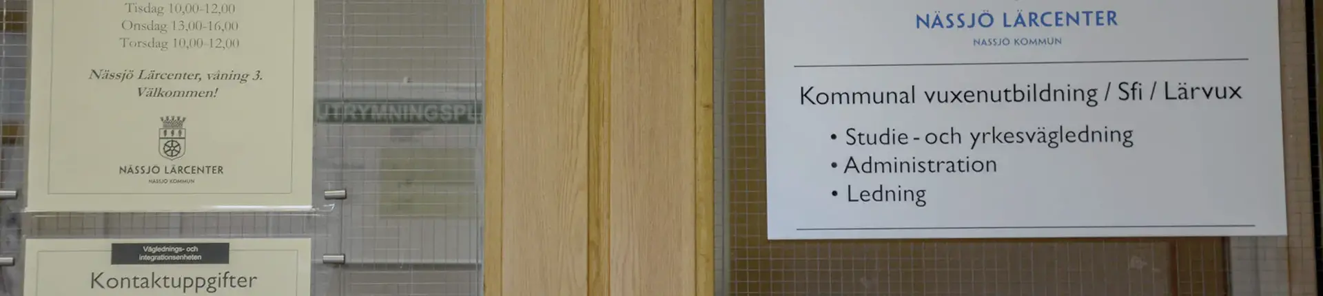 Skylt med information om Nässjö lärcenter som sitter på en dörr.