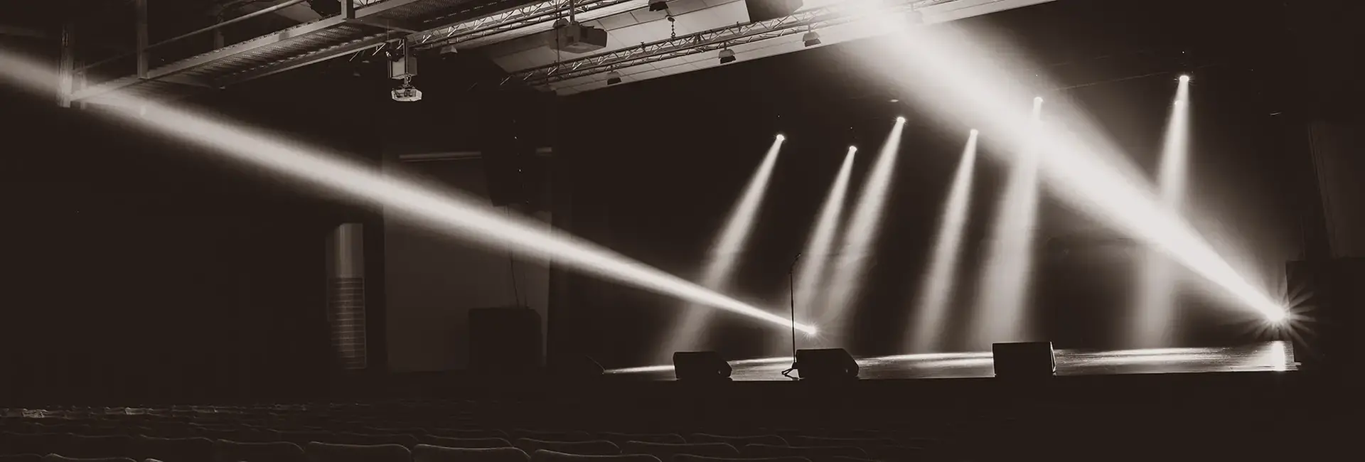 Strålkastarljus från en scen