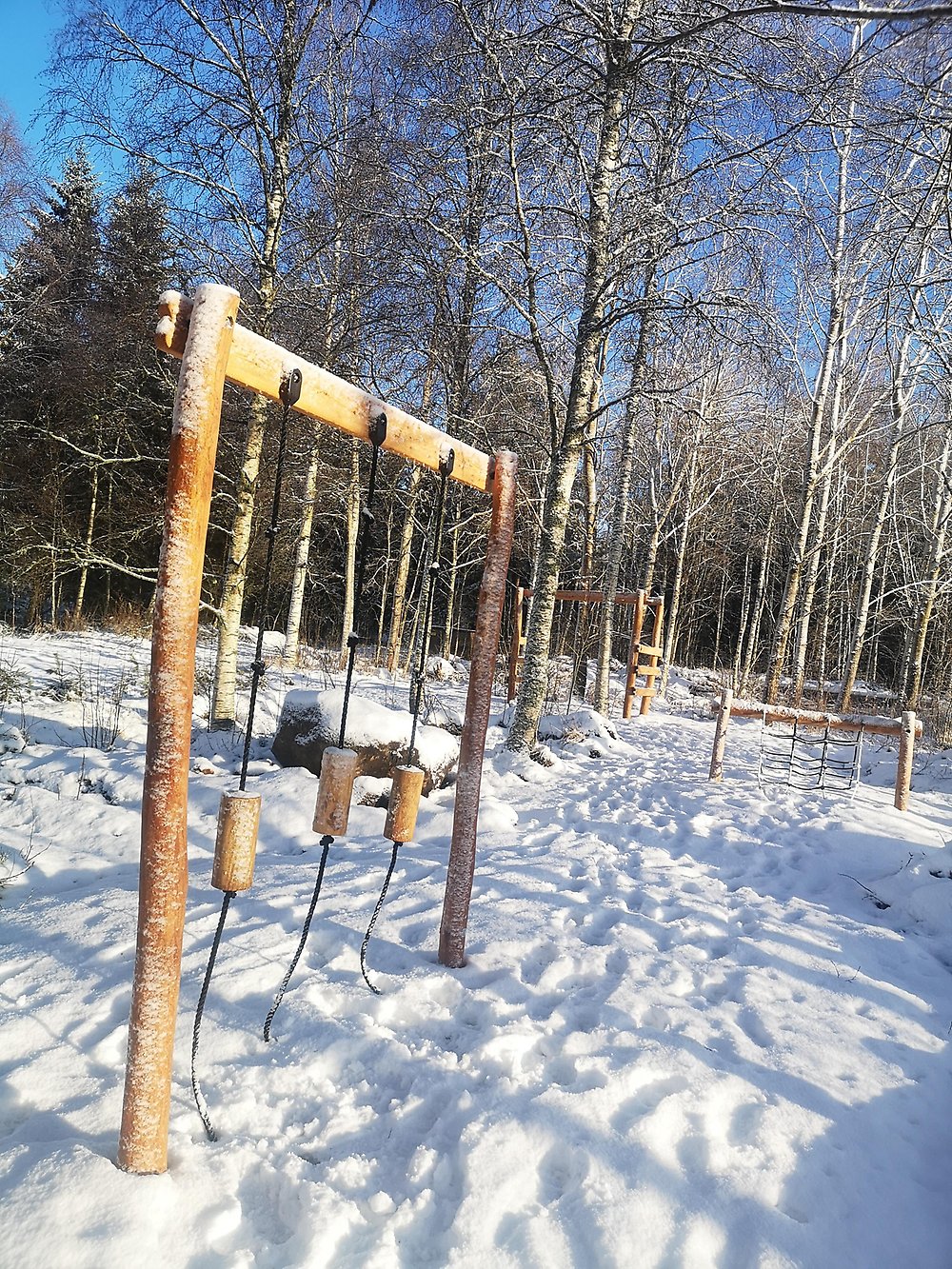 Redskap från hinderbanan i snö