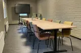 Rummet har 15 sittplatser och  är behaglig färgsatt i jordnära toner.