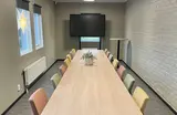 Rummet har 15 sittplatser och storbildsskärm för uppkoppling av egen dator. 
