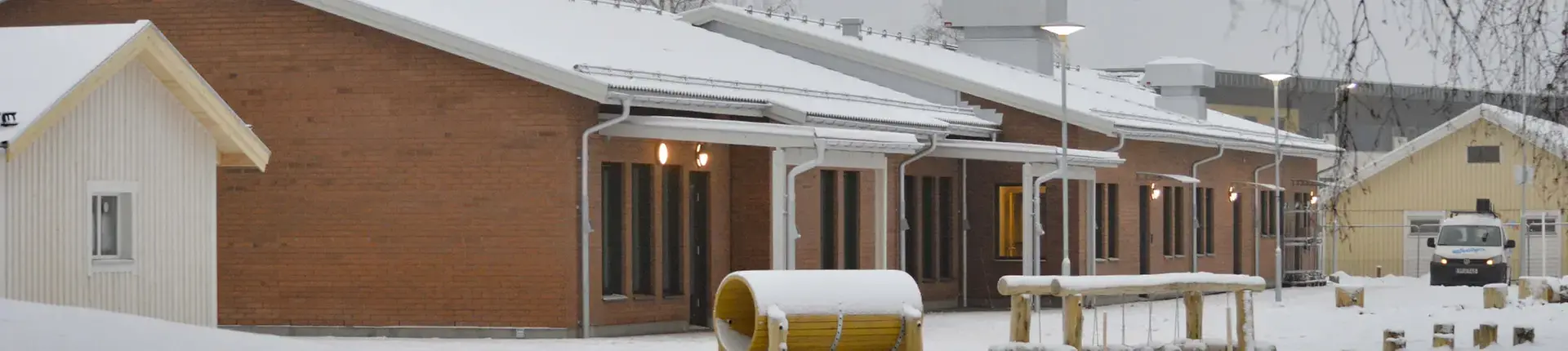 En brun fasad på en byggnad.