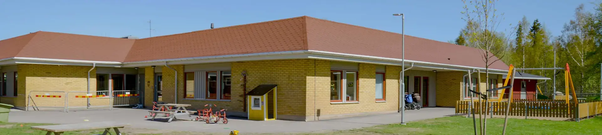 En byggnad i gult tegel.