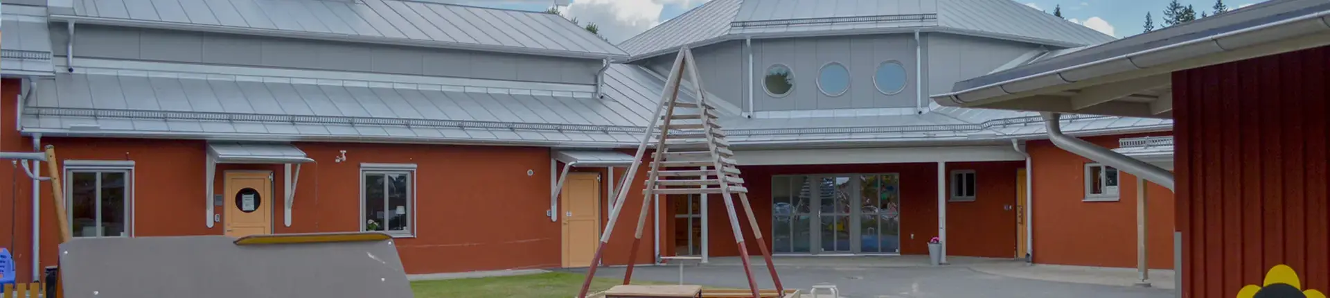 Byggnad i röd färg.