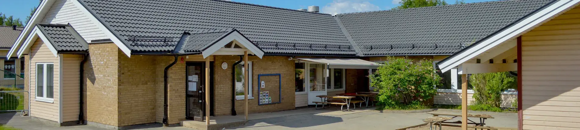 Byggnad i gul tegel.