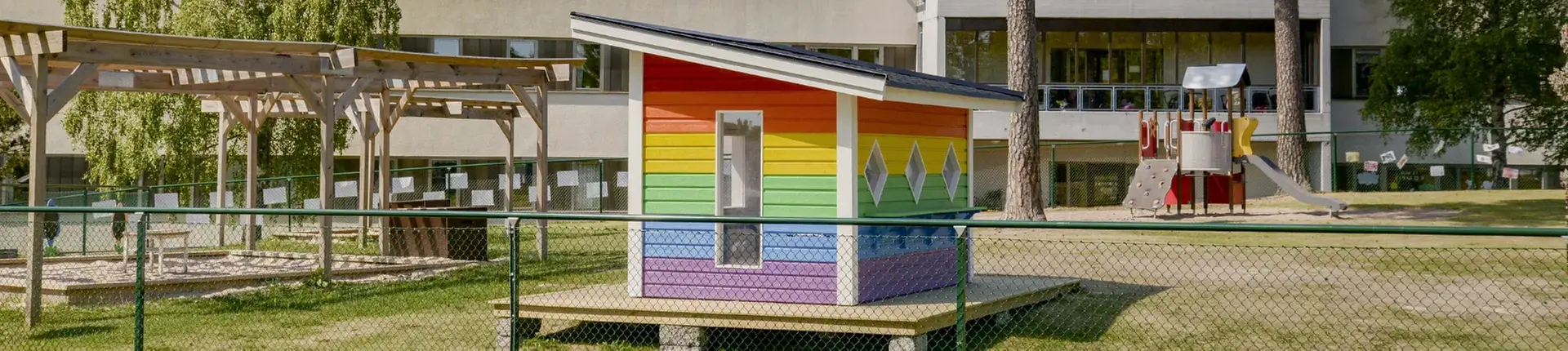 Lekstuga i färgerna lila, blått, grönt, gult och rött.