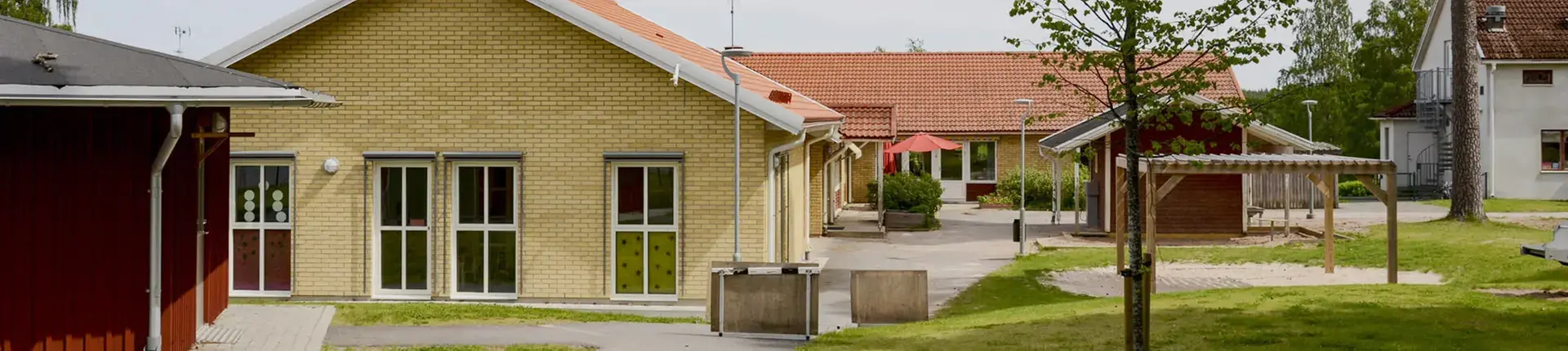 Byggnad i gult tegel.