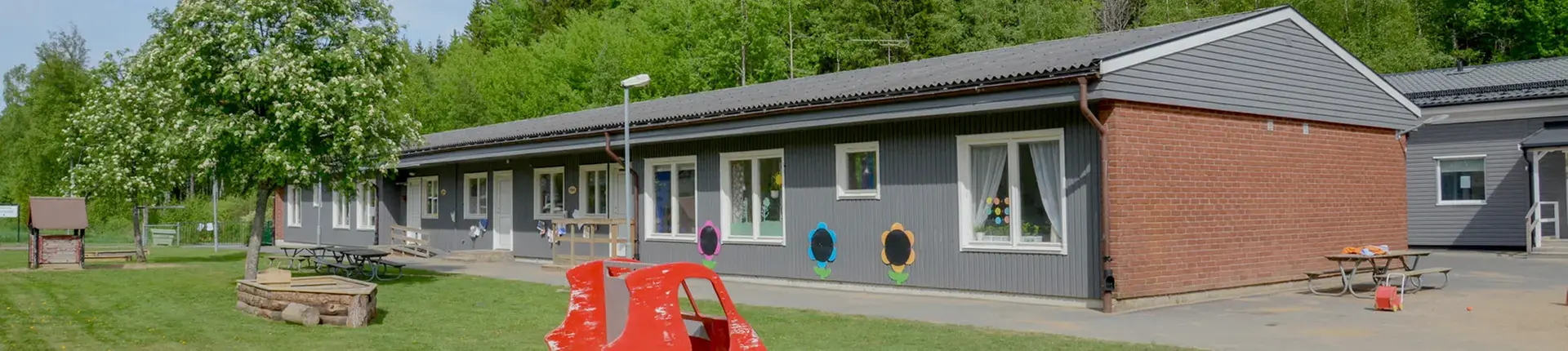 Byggnad med målad fasad i grått.