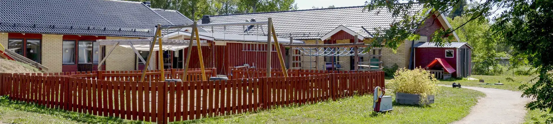 Byggnad med gult fasadtegel.