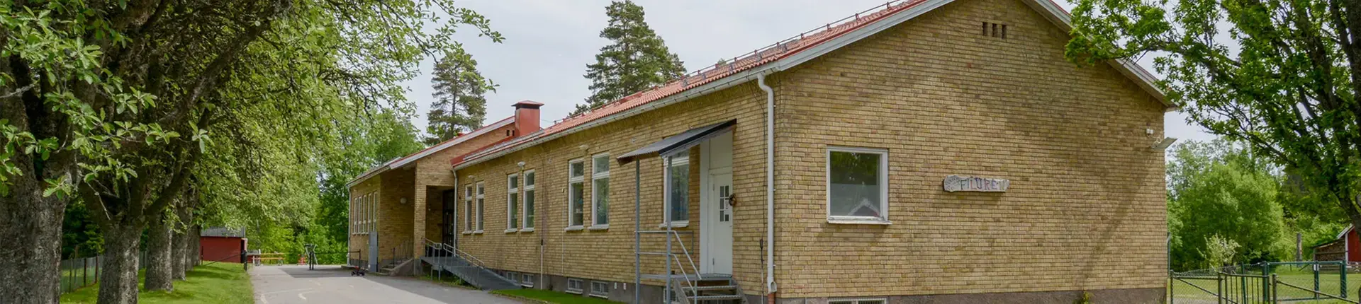 Byggnad med gult fasadtegel.