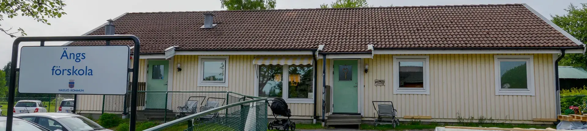 Byggnad med målad fasad i gult.