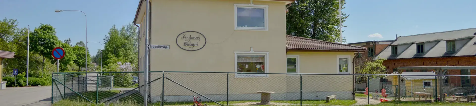 Byggnad med målad fasad i gult.