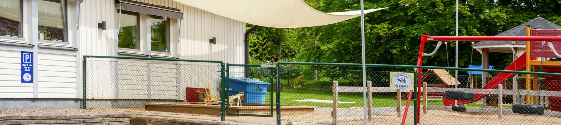 Byggnad med målad fasad i vitt.