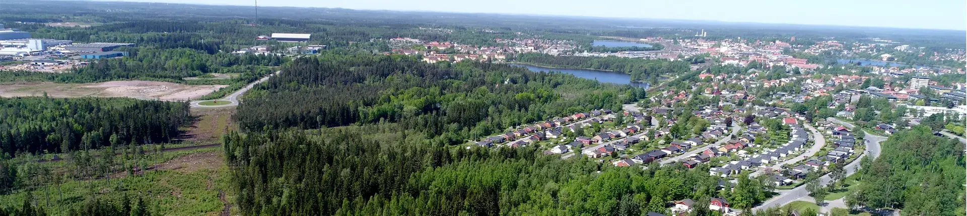 Vy över stad och industrimark.