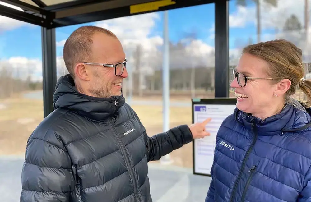 Trafikingenjör Jonas Funkquist och utvecklingsstrateg Karolina Haag-Sjöberg samtalar vid Skogskyrkogårdens busshållplats i Nässjö.