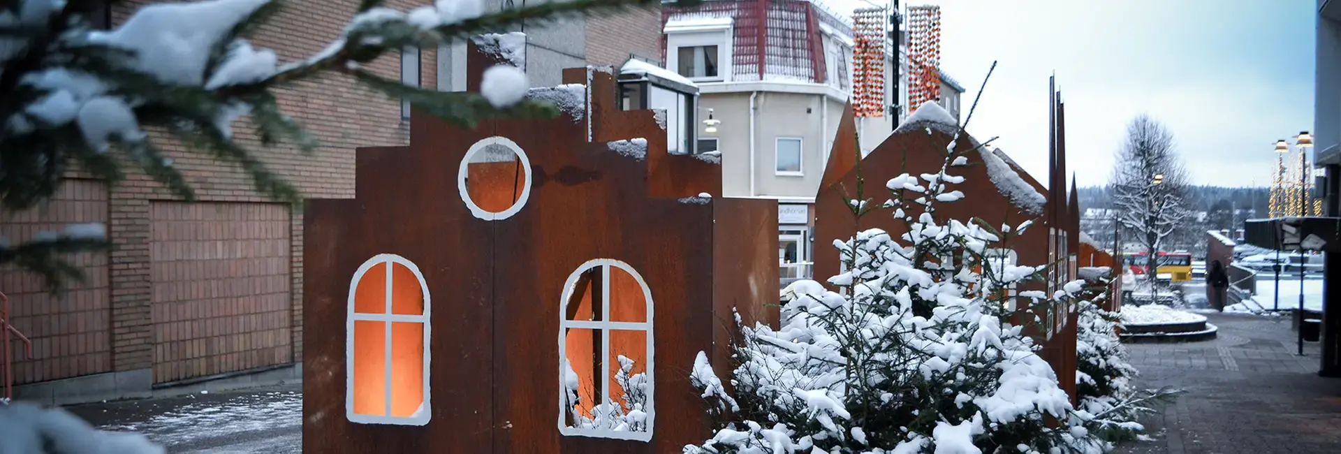 Stora pepparkakshus i corténplåt utmed Köpmansgatan i Nässjö.