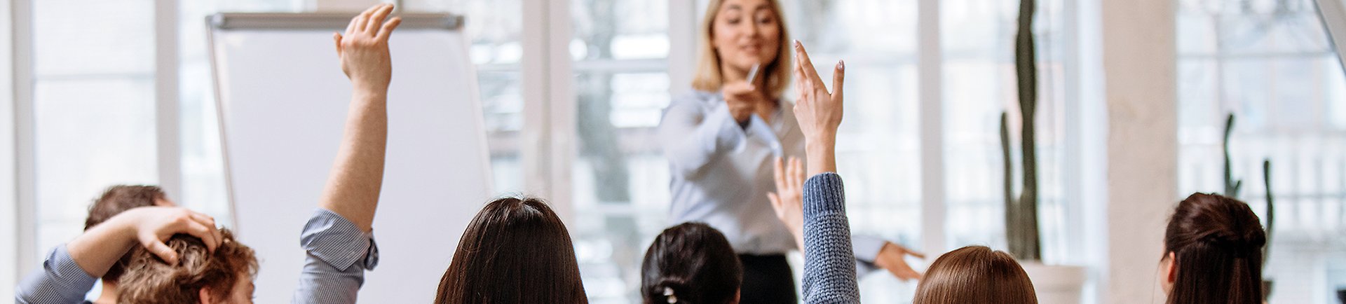 Kvinna föreläser för ungdomar om ekonomi. Bild från Freepik